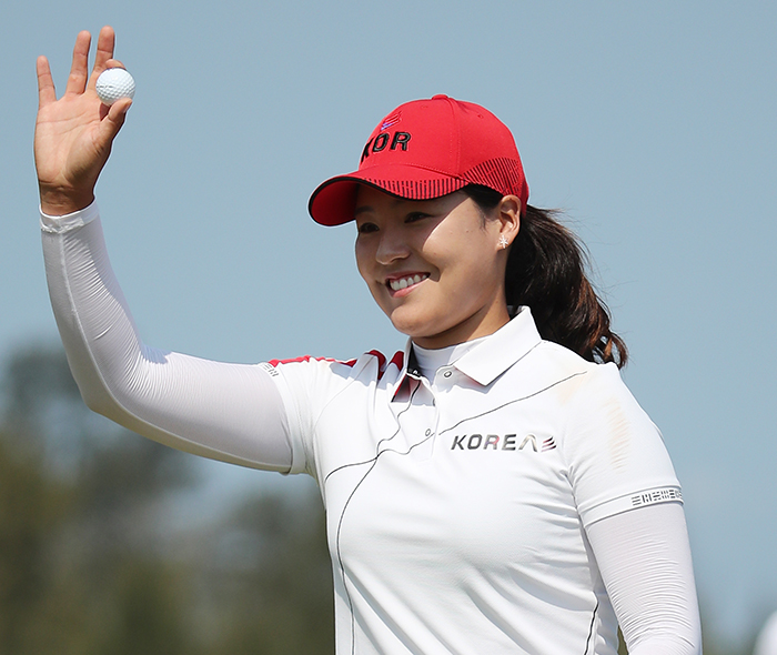 South Korea's Chun In-gee waves to the crowd after an eagle at the par-4 ninth during the second round of the Rio de Janeiro Olympic women's golf tournament on Aug. 18, 2016. (Yonhap)