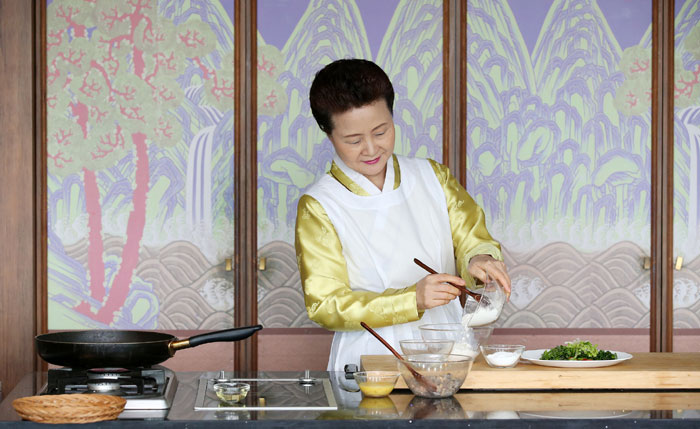 Add the non-glutinous rice powder, salt and water to the wheat flour. Mix thoroughly with other ingredients.