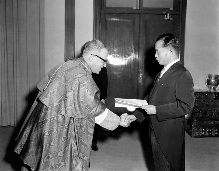 President Park Chung-hee (right) receives a letter of credence from the new ambassador from the Holy See in 1964. (photo courtesy of the National Archives of Korea)