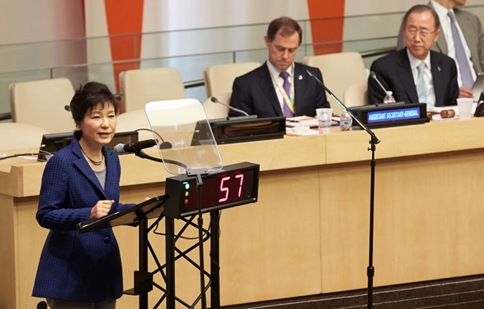 President Park Geun-hye (left) speaks during the U.N. Climate Summit 2014 on September 23 at U.N. headquarters. (photos: Cheong Wa Dae)