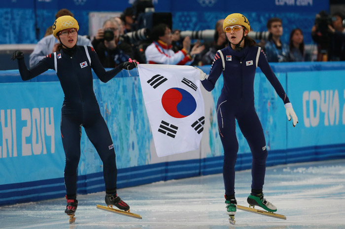 Park Seung-hi (left) and Shim Suk-hee celebrate after finishing the ladies’ 1,000-meter short track race on February 22. (photo: Yonhap News)