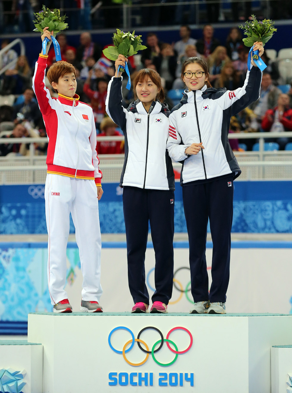 Park Seung-hi (center) and Shim Suk-hee (right) pose for photos during the award ceremony on February 23 at the Sochi Medals Plaza after finishing the ladies’ 1,000-meter short track race. Park won gold and Shim won bronze. (photo: Yonhap News)
