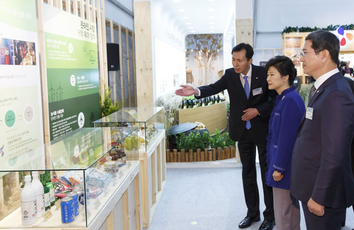 President Park Geun-hye (second from right) inspects a display during an exhibition on the future of the agricultural industry.