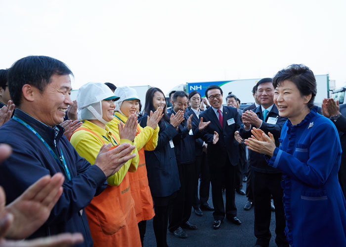 President Park Geun-hye (right) meets with farmers and staff at an agricultural produce logistics center of the National Agricultural Cooperative Federation in Anseong, Gyeonggi-do.