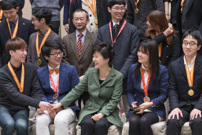 President Park Geun-hye chats with science and technology students during the meeting.
