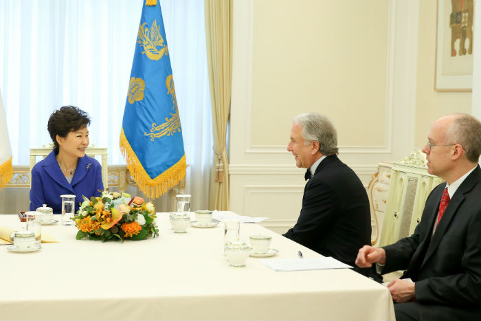 President Park Geun-hye (left) holds an interview with Bloomberg at Cheong Wa Dae on January 10. (Photo: Cheong Wa Dae)