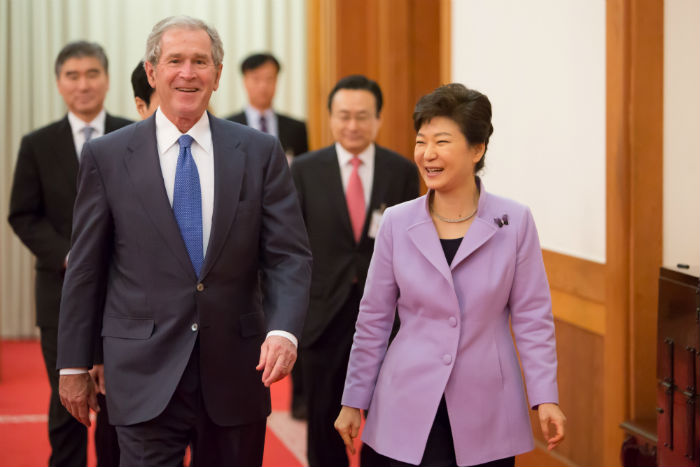 President Park Geun-hye (right) talks with former U.S. President George W. Bush while entering the summit venue at Cheong Wa Dae on March 3. (photo: Cheong Wa Dae)