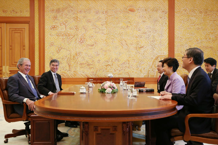 President Park Geun-hye (third from right) holds summit talks with former U.S. President George W. Bush at Cheong Wa Dae on March 3. (photo: Cheong Wa Dae)
