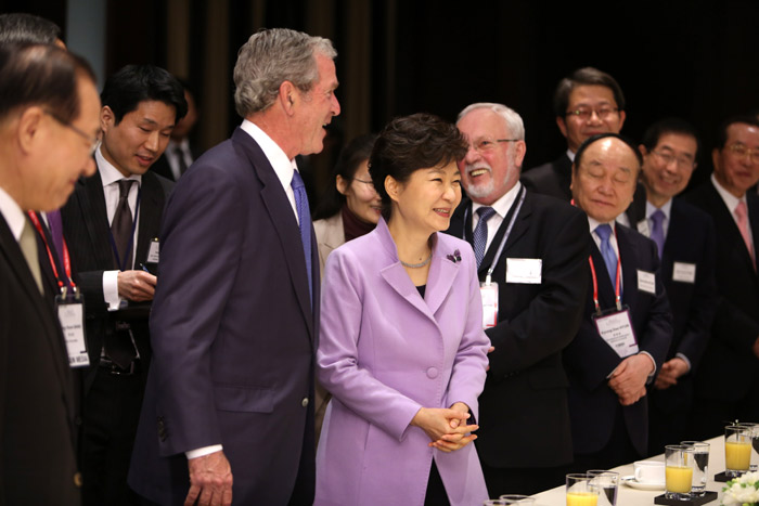 President Park Geun-hye (center right) talks with former U.S. President George W. Bush on March 3 at the Asian Leadership Conference in Seoul. (photo: Cheong Wa Dae)