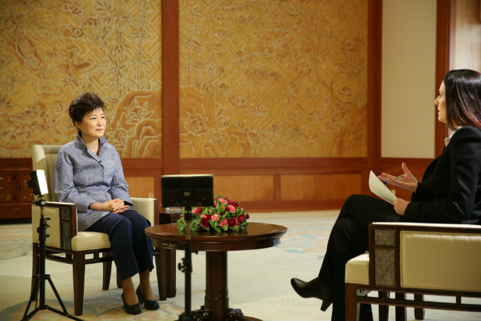 President Park Geun-hye (left) holds an interview with CNN at Cheong Wa Dae on January 13. (Photo: Cheong Wa Dae)