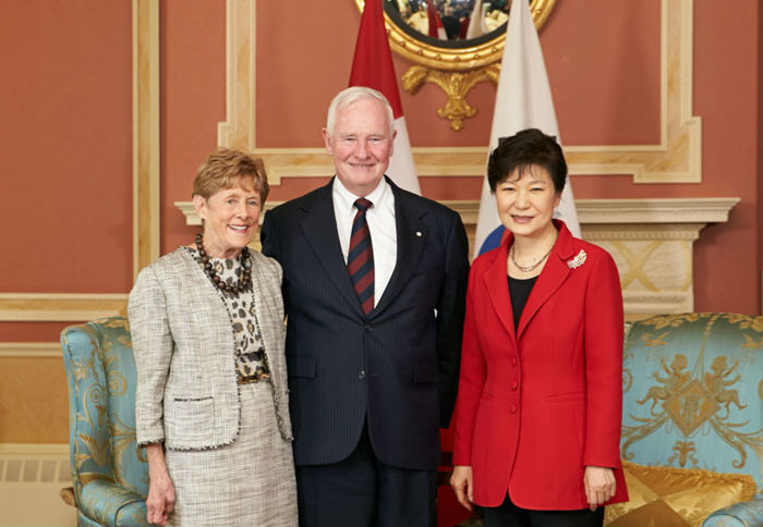 President Park Geun-hye (right) poses for a photo with Governor General of Canada David Johnston (center) and his spouse prior to their meeting at Rideau Hall.