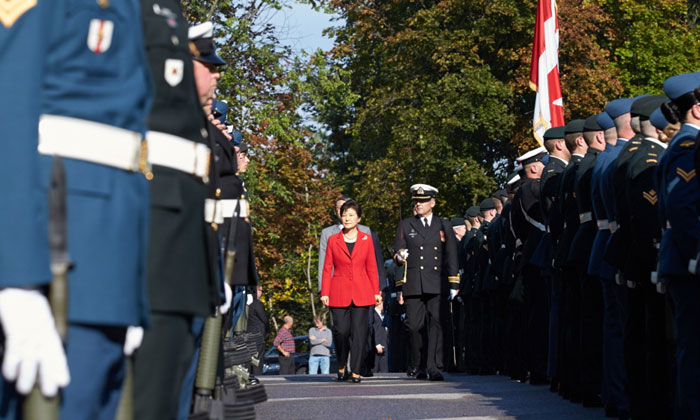President Park Geun-hye (center) inspects an honor guard with Governor General David Johnston at Rideau Hall, the official residence of Canada's Governor General, in Ottawa on September 21.
