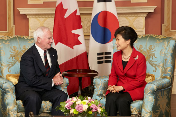 President Park Geun-hye (right) holds talks with Governor General David Johnston at Rideau Hall, the official residence of Canada's Governor General, in Ottawa on September 21.
