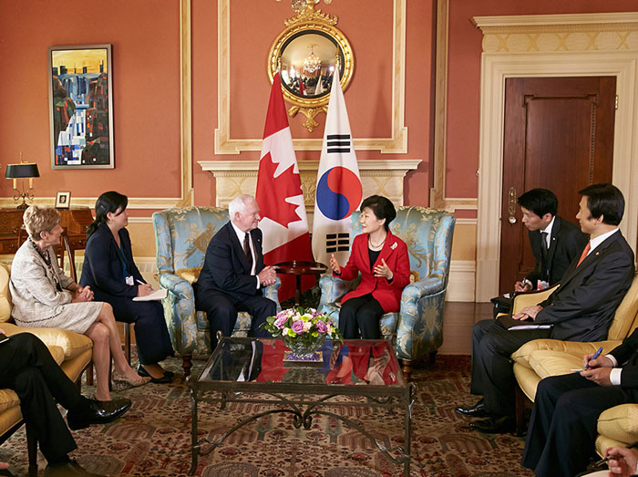 President Park Geun-hye (third from right) holds meetings with Governor General David Johnston at Rideau Hall, the official residence of Canada's Governor General, in Ottawa on September 21.