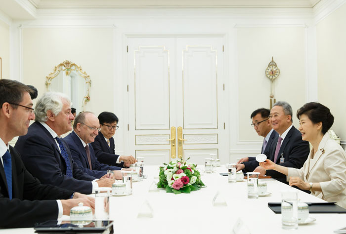 President Park Geun-hye (right) meets with SAP co-founder Hasso Plattner at Cheong Wa Dae on September 3. (photos: Cheong Wa Dae)
