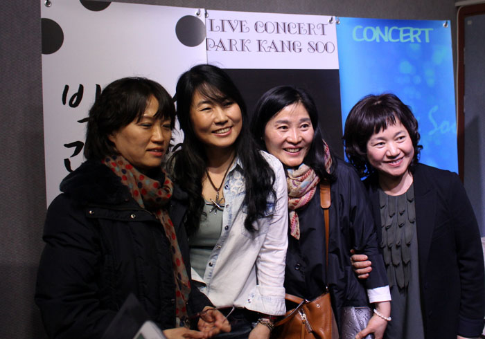 18일 서울 신촌의 소극장 ‘소통홀’에서 열린 포크가수 박강수 콘서트 현장에서.