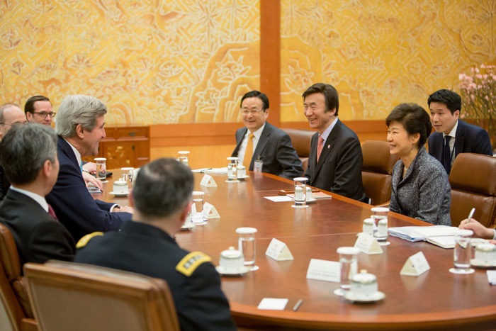 President Park Geun-hye (second from right) holds talks with U.S. Secretary of State John Kerry at Cheong Wa Dae on February 13. (photos: Cheong Wa Dae)