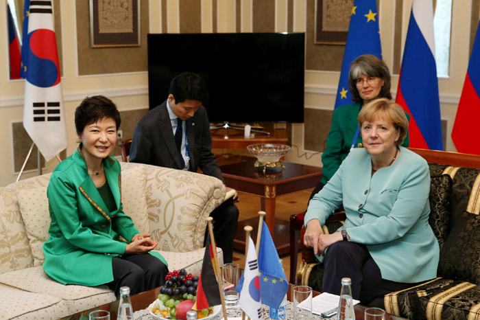 President Park Geun-hye (left) and German Chancellor Angela Merkel pose for photos on September 6 in St. Petersburg, Russia (photo: Cheong Wa Dae).