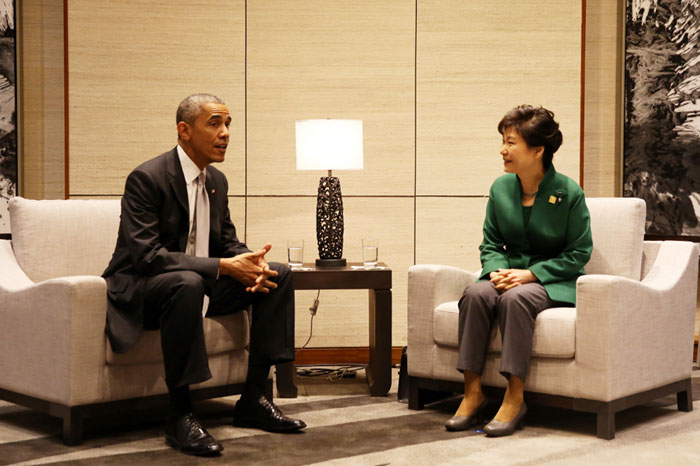 President Park Geun-hye will make an official visit to the U.S. starting Oct. 13 where she will have summit talks with U.S. President Barack Obama. The above photo shows the Korea-U.S. summit between the two leaders that took place in Beijing last November as a sideline event of the APEC summit meeting.