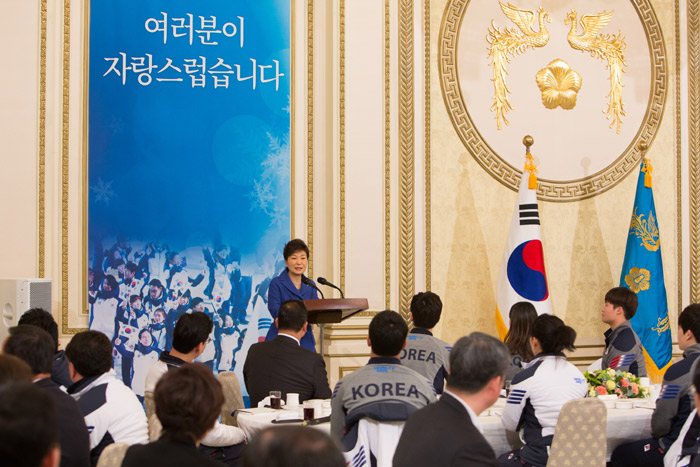 President Park Geun-hye (center) speaks during the lunch meeting on March 5 at Cheong Wa Dae with the national Olympic team. (photo: Cheong Wa Dae)