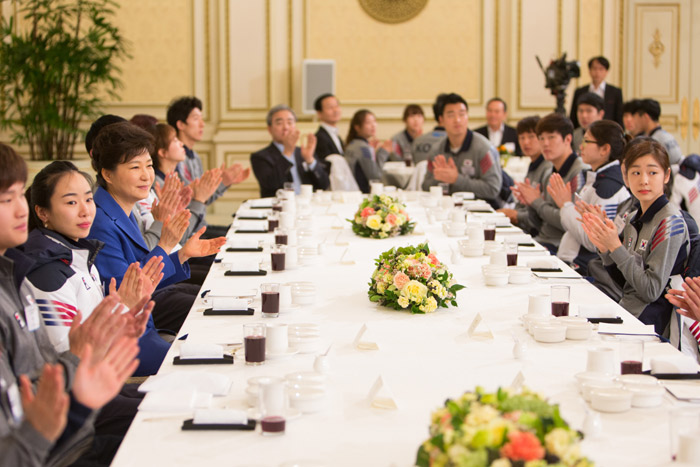 President Park Geun-hye (third from left) attends a lunch meeting on March 5 at Cheong Wa Dae with the national Olympic team that participated in the Sochi Games. (photo: Cheong Wa Dae)