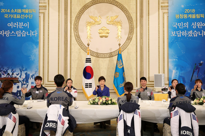 President Park Geun-hye (center) proposes a toast during the lunch meeting on March 5 at Cheong Wa Dae with the Olympic athletes who participated in the Sochi Games. (photo: Cheong Wa Dae)