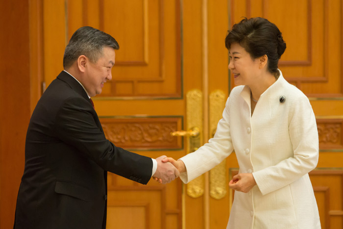 President Park Geun-hye (right) shakes hands with Zandaakhuu Enkhbold, chairman of the State Great Hural, the Mongolian Parliament, at Cheong Wa Dae on March 14. (photo: Cheong Wa Dae)
