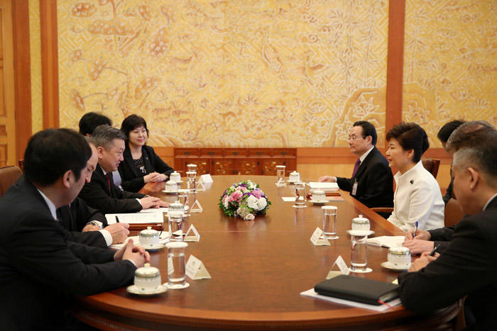 President Park Geun-hye holds talks with Zandaakhuu Enkhbold, chairman of the State Great Hural, the Mongolian Parliament, at Cheong Wa Dae on March 14. (photo: Cheong Wa Dae)