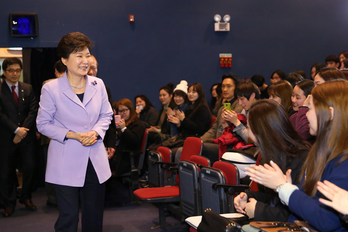 President Park Geun-hye (left) enters the venue to watch the play “Finding Kim Jong-wook” on February 26. (photo: Cheong Wa Dae)