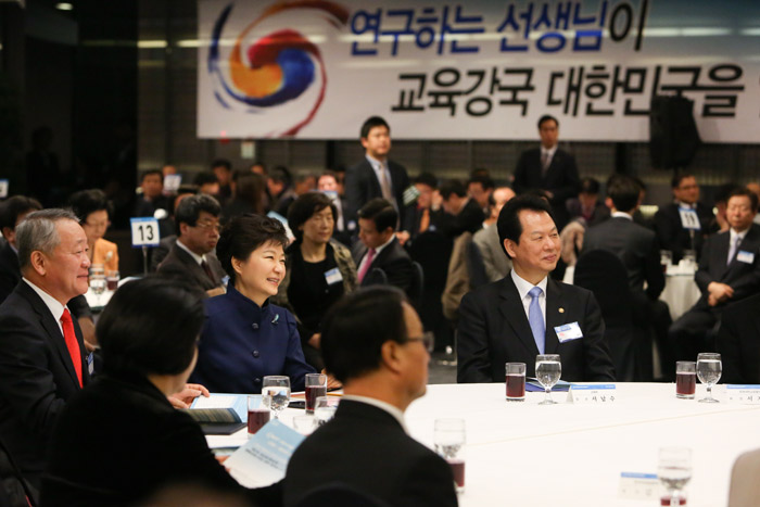 President Park Geun-hye (second from left) attends a New Year’s meeting with leaders from the education field in Seoul on January 8. (Photo: Cheong Wa Dae)