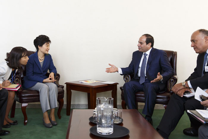 President Park Geun-hye (second from left) and Egyptian President Abdel Fattah el-Sisi hold the Korea-Egypt summit on September 23.