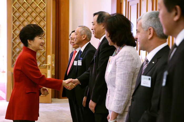 President Park Geun-hye (left) shakes hands with foreign business leaders at Cheong Wa Dae on January 9. (Photo: Cheong Wa Dae)