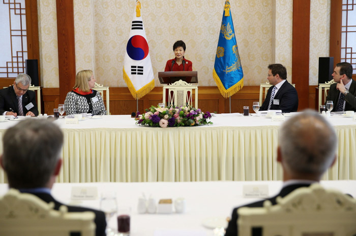 President Park Geun-hye (center) highlights the strengths of the Korean economy by emphasizing how the country is the most promising investment destination for foreign businesses, at Cheong Wa Dae on January 9. (Photo: Cheong Wa Dae)