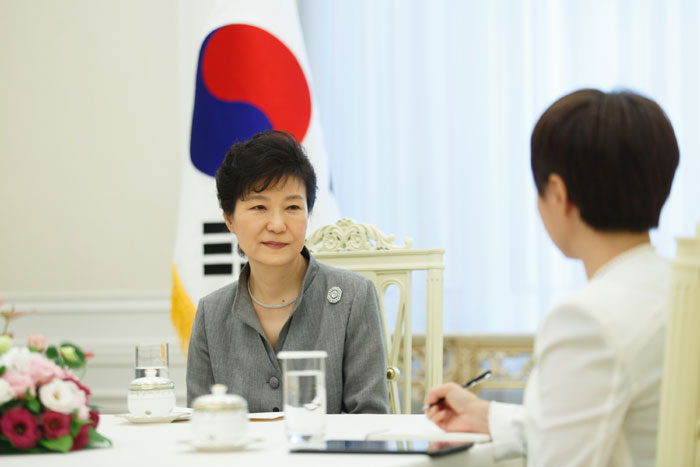 President Park Geun-hye (left) grants an interview to Reuters. (photo: Cheong Wa Dae)