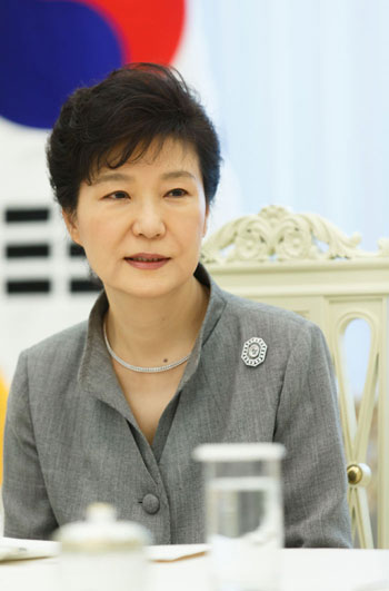 President Park Geun-hye urges Pyongyang to show sincerity and willingness to talk during an interview with Reuters. (photo: Cheong Wa Dae)