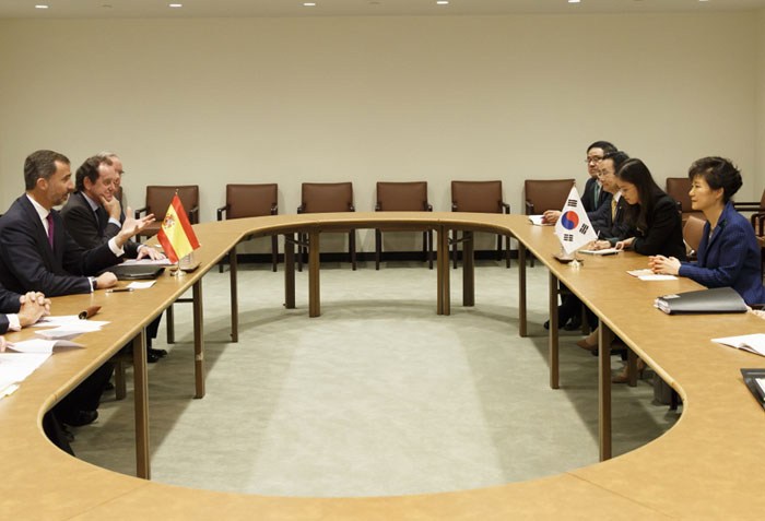 President Park Geun-hye (right) and the king of Spain, Felipe VI, hold the Korea-Spain summit on September 23.