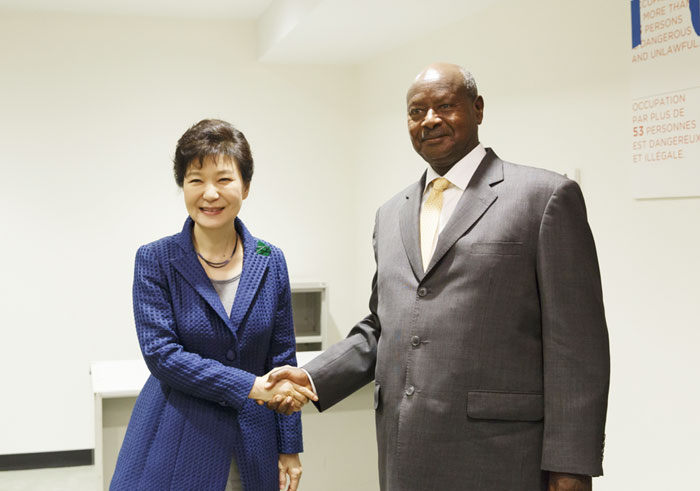 President Park Geun-hye (left) and Ugandan President Yoweri Museveni shake hands prior to the Korea-Uganda summit on September 23.