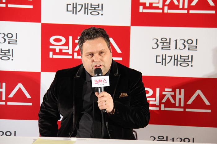  Opera singer Paul Potts speaks to the press after a screening of his biographic film “One Chance.” (photo: Limb Jae-un) 