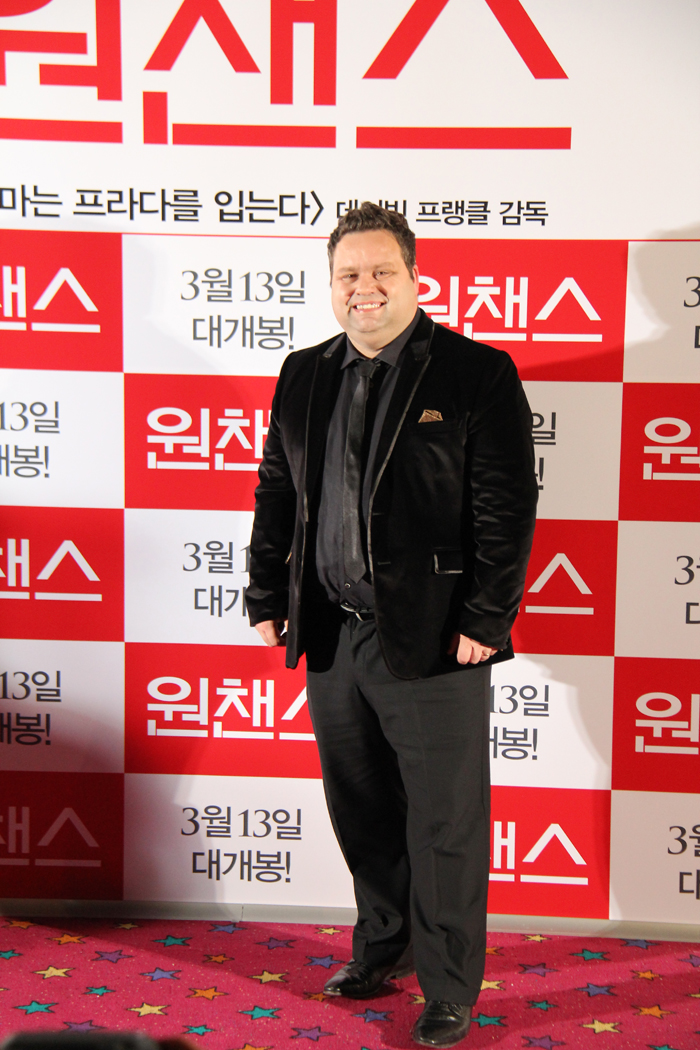  Paul Potts stands in front of a poster for “One Chance” at the CGV theater in Yongsan, central Seoul. (photo: Limb Jae-un) 