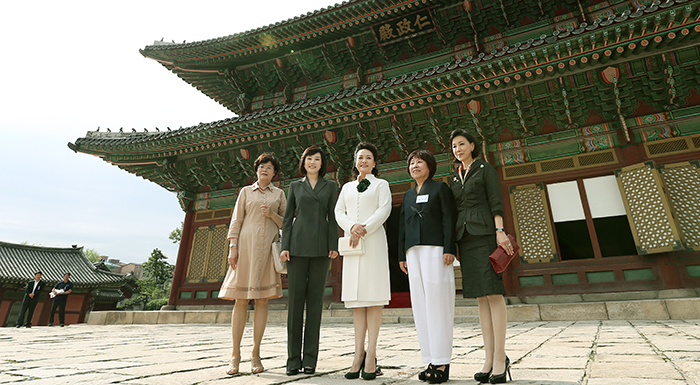 Chinese First Lady Peng Liyuan (center) poses for a photo in front of Injeongjeon, the main hall of Changdeokgung Palace, on July 3. (photo: Jeon Han)