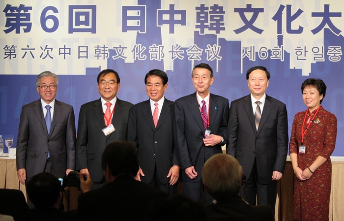 Minister of Culture, Sports and Tourism Kim Jongdeok (left), Japanese Minister of Education, Culture, Sports, Science and Technology Shimomura Hakubun (third from left) and Chinese Vice Minister of Culture Yang Zhijin (second from right) take a photo with the mayors of Korea's Cheongju, Japan's Niigita and China's Qingdao, the three cities chosen as Culture Cities of East Asia for 2015, during the sixth Korea-China-Japan Culture Ministers Meeting on November 30.