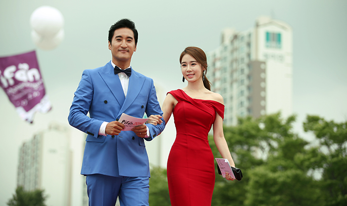 Shin Hyun-joon (left) and Yoo In-na walk down the red carpet as they arrive at the Pifan opening ceremony on July 17. They are joint emcees of the ceremony this year. (photo: Jeon Han)