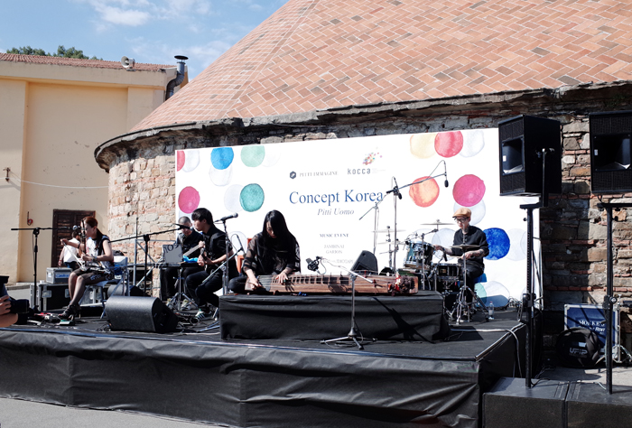  Jambinai, a band known for its rock music played with traditional Korean instruments, performs some jazz and post-rock pieces at the Pitti Uomo on June 18. (photo: the Korea Creative Content Agency) 