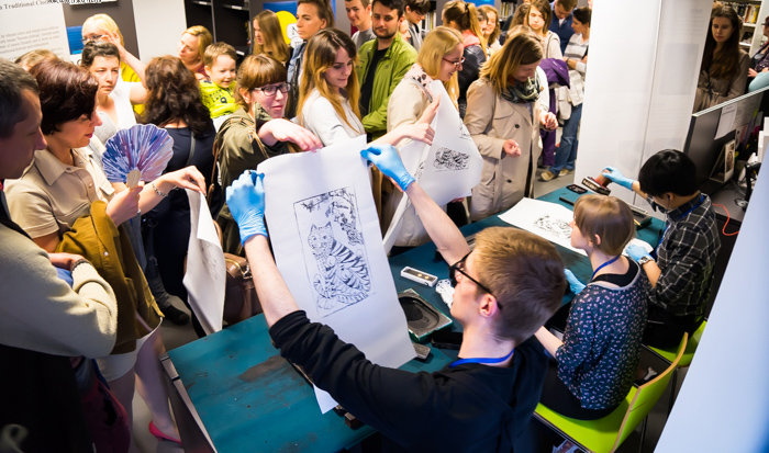 Visitors to Korean Cultural Night at the Korean Cultural Center Warsaw try their hand at printing traditional paintings on May 14. The event attracted as many as 1,600 people.