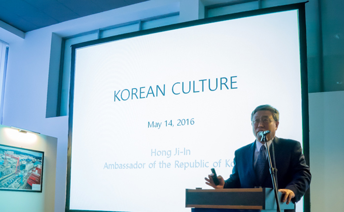 Ambassador to Poland Hong Ji-in delivers a special lecture about Korea at the Korean Cultural Center Warsaw on May 14.