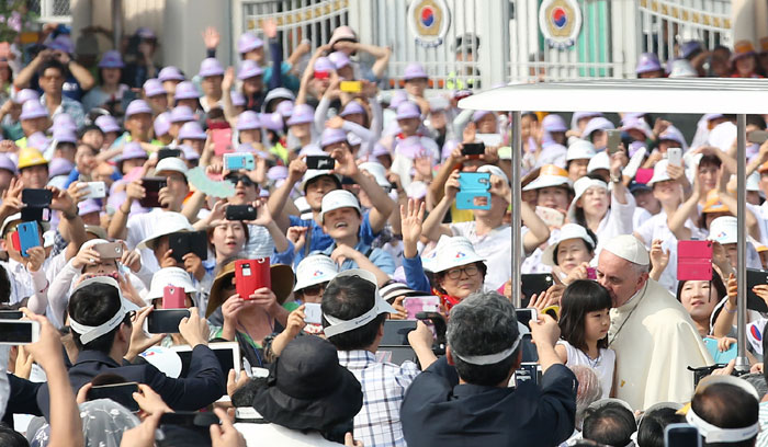 Pope_Gwanghwamun3_L23.jpg
