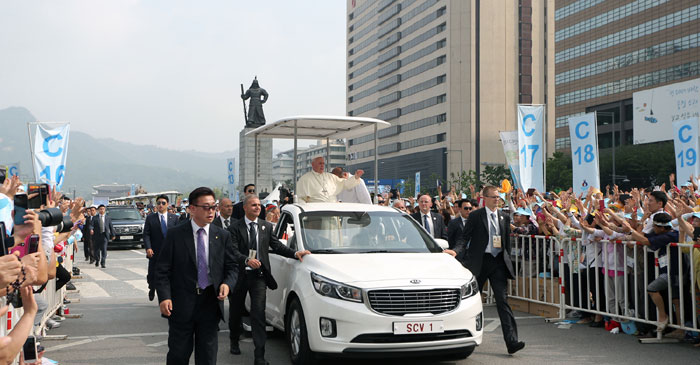 Pope_Gwanghwamun_0816_L1.jpg