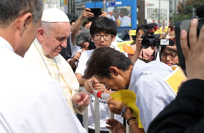 Pope_Gwanghwamun_0816_L12.jpg