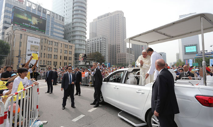 Pope_Gwanghwamun_0816_L2.jpg