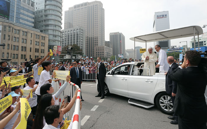 Pope_Gwanghwamun_0816_L3.jpg